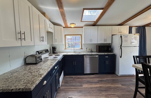 Put-in-Bay House | 3 Bedroom 2 Bath Home in Island Club -Sleeps 8 - Parking & Pool Access - IC63