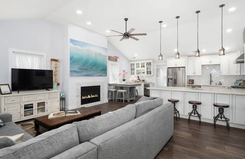 Little Salisbury House | 3 bedroom house comfortably sleeps up to 8 guests. Short walk to the beach.
