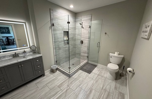 Milwaukee Apartment | 3 BR apt w/laundry + parking