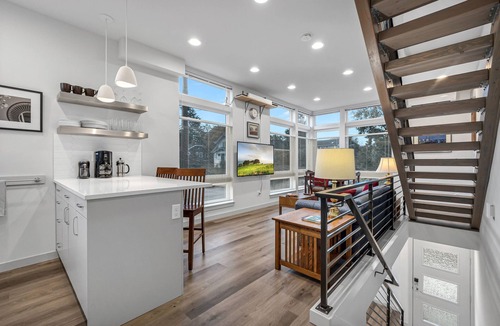 Wallingford House | 3-level Corner Townhome with Private Rooftop Deck