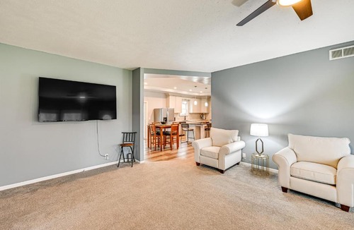 South Haven House | 3 Mi to Dtwn Family-Friendly Home in South Haven!