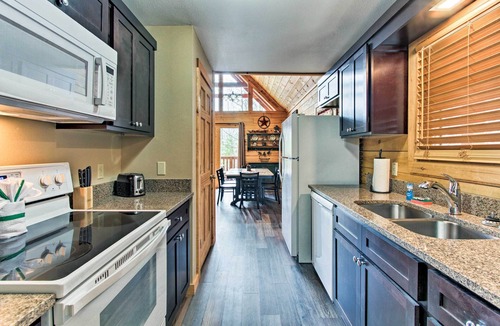 Black Bear Falls Cabin | 3 Mi to Gatlinburg: Cabin w/Deck & Pool Table!