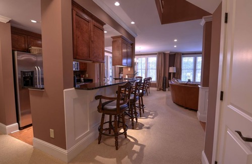 Lake Oconee Condo | 30% off until 2025 WOW!, Walk to Ritz, Fronts Golf Course, 3 King Beds, Book Now