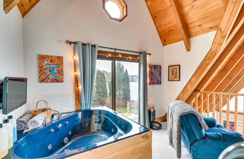 Newtonville House | 315 m² House ∙ 1 bedroom ∙ 12 guests