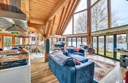 Newtonville House | 315 m² House ∙ 1 bedroom ∙ 12 guests