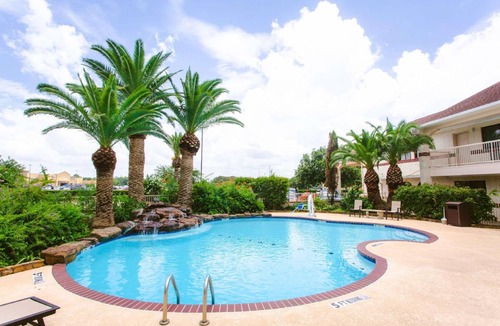 Pearland Hotel | 32 m² Hotel ∙ 127 guests