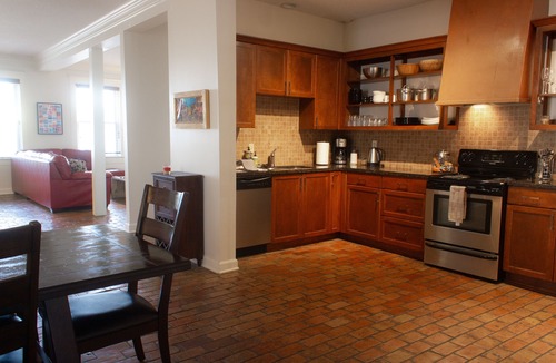 The Edge Apartment | 3300 SF 4BR/3Bth Pet-Friendly Loft 2 blks from Sun Studio has HUGE Rooftop Deck