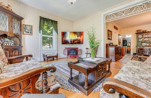 Warrensburg House | 337 m² House ∙ 4 bedrooms ∙ 8 guests