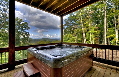 Raccoon Ridge Cabin | 344 m² Cabin ∙ 4 bedrooms ∙ 10 guests