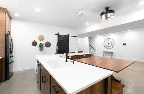 Niles House | 38-Acres of Luxury: 9BR, Indoor Pool, Gym, Near ND