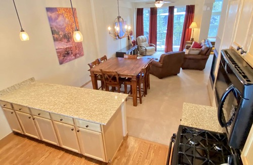 Rendezvous House | 3bd/2.5bth Townhome w/attached garage + Arcade game - Walk to free bus stop