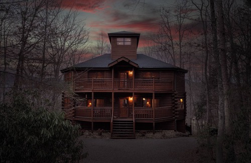 Cosby Cabin | 3bd/4ba on Acre/Indoor Heated Pool/Theater/Hot Tub/Billiards/Wifi/FirePit/Hike