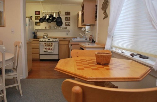 Seaside House | 3Bed/2Bath 1 block to Beach/Prom, Jetted Tub, Gas Fireplace, Homey