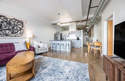 Crossroads Arts District Apartment | 3BR 2BA Luxury Historic Loft With Gym by ENVITAE