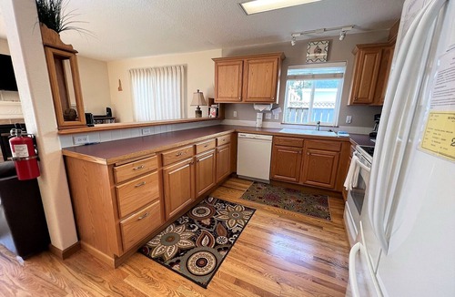 Seaside House | 3BR/2Bath Upscale Duplex Close to Beach, Town, and Convention Center