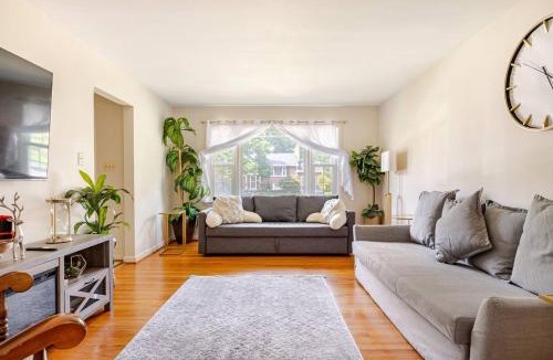 Idylwood Apartment | 3BR Home - Free Parking-WiFi Kitchen Laundry-Kids Friendly-Near DC & Downtown & Metro-Patio & Deck