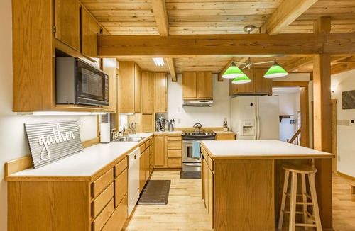 Glacier House | 4,000 sq ft Mt. Baker Ski Lodge, sleeps 21, walk to town, brand new hot tub