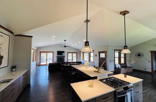 Zenda House | 4 Acres Retreat at Lake Geneva. Modern and Spacious - 5 Minutes to the Beach!