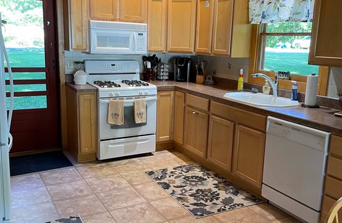 Moriah Center Cottage | 4 Bedroom, 1.5 bath- Air-Conditioned House on Lake Champlain - Seasonal May- Oct