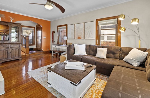 Toledo House | 4 Bedroom Boho Home. 5-10 minutes from all the hot spots!