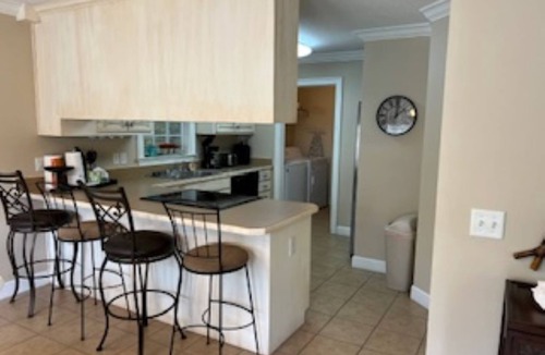Demere Park House | 4 blocks to beach, near village, screen porch, quiet street, big fenced yard