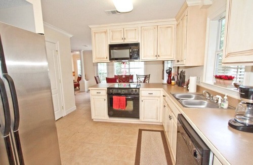 Demere Park House | 4 blocks to beach, near village, screen porch, quiet street, big fenced yard