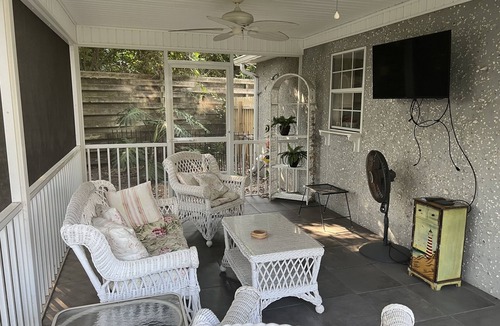 Demere Park House | 4 blocks to beach, near village, screen porch, quiet street, big fenced yard