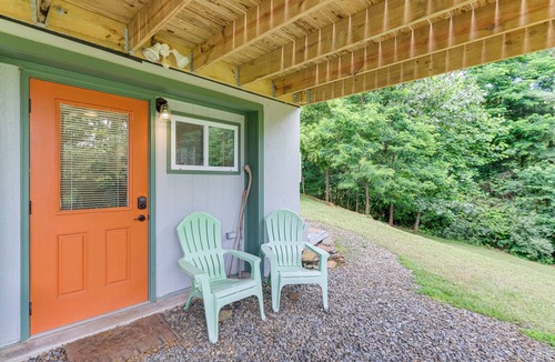 Court House Apartment | 4 Mi to Blue Ridge Parkway: Floyd Studio w/Yard
