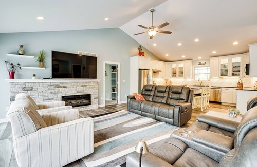 Lawrenceburg House | 4 Mi to Dtwn: Ohio River Valley Home w/Deck!