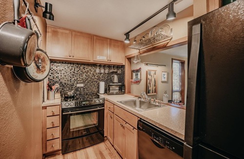 Glacier Condo | 41SW - Sauna - WiFi - Fireplace - Sleeps 8 by RedAwning