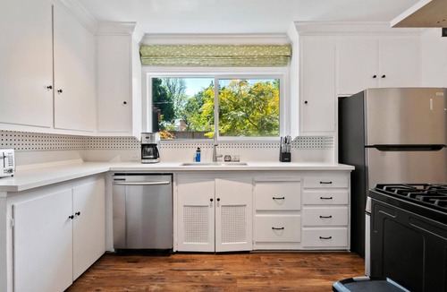 Valley Village House | 4bed 3bath villa with piano in Los Angeles by universal studio & Hollywood-12