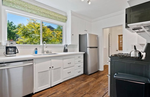Valley Village House | 4bed 3bath villa with piano in Los Angeles by universal studio & Hollywood-12
