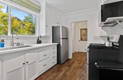 Valley Village House | 4bed 3bath villa with piano in Los Angeles by universal studio & Hollywood-12