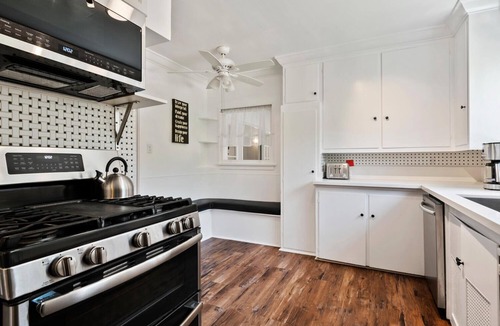 Valley Village House | 4bed 3bath villa with piano in Los Angeles by universal studio & Hollywood-12