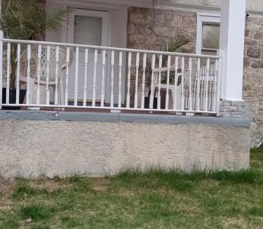 Upper Darby House | 4BR 2 baths home Near Train Shopping and Dining