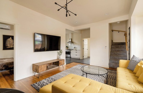 Hosford-Abernethy House | 4BR Farmhouse | Remodeled Ideal for Groups