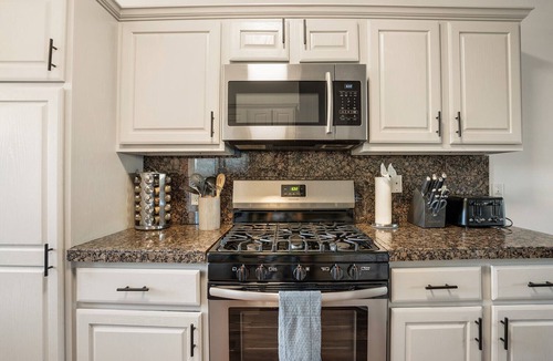 University Hills and Windsor Park House | 4BR Heated Pool & Theater for Group, ACL/F1, Min to DT, UT, and Moody Center