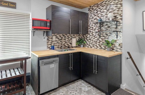 Barths Apartment | 4BR King Basecamp | Rooftop | Red Rocks & Denver Fun