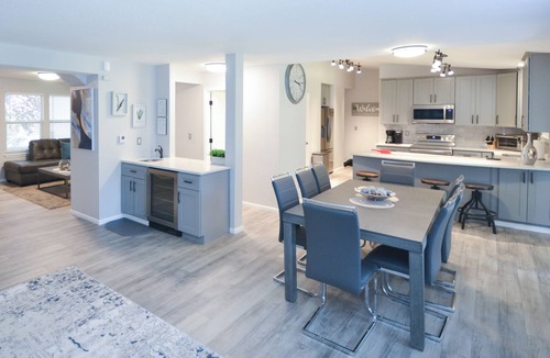 North Central Westminster House | 5 bdrms; King Beds, 2 kitchens; Dine/Shop/Scenic Trail; Easy Access to Downtown!