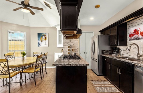 Pearland House | 5 Bedroom Home With A Private Pool & Spa.