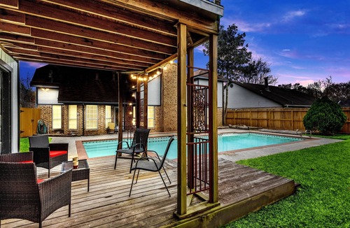 Pearland House | 5 Bedroom Home With A Private Pool & Spa.