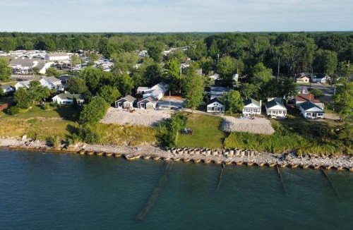 Geneva-on-the-Lake House | 5 Bedroom Lakeside Home Sleeps 12 - Shared Lake Access, Large Yard, Central Air, Fire Pit, Horseshoes & More!