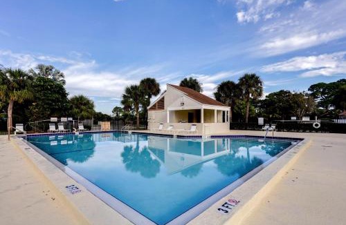 Jupiter Village House | 5 Mi to Beach Jupiter Townhome with Pool Access