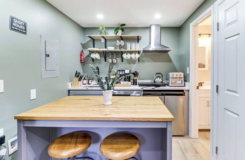 Oxon Hill Apartment | 5 Mi to National Harbor: Stylish Apt w/Patio!