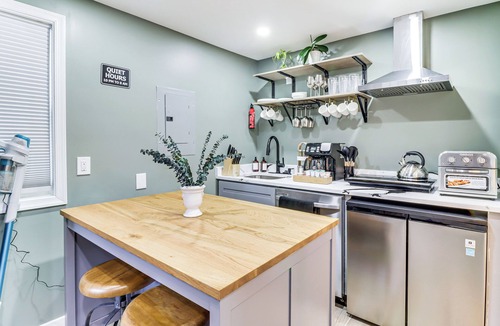 Oxon Hill Apartment | 5 Mi to National Harbor: Stylish Apt w/Patio!