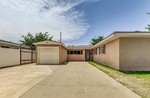 Roswell House | 5 Mi to UFO Museum Roswell Home with Spacious Yard!
