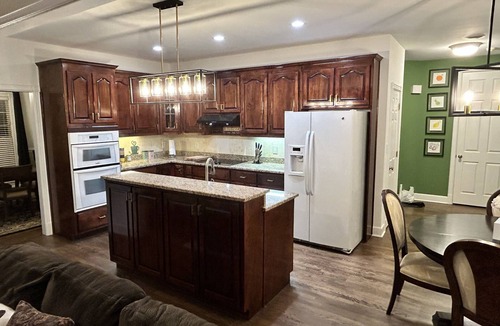 Monroe House | 5 min-downtown Monroe, & Wedding Venues. UGA Stanford Stadium just 20 minutes!