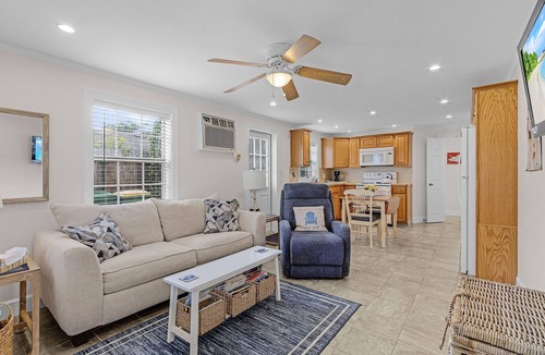 Naples Park House | 5 min to Beaches, Available Jan 2026 28 nt min. Beach Pass Incl.