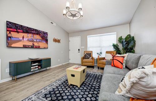Westfield House | 5 min to Grand Park, Ranch Style Home with King Bed, FirePit, Ping Pong, & Fun Games