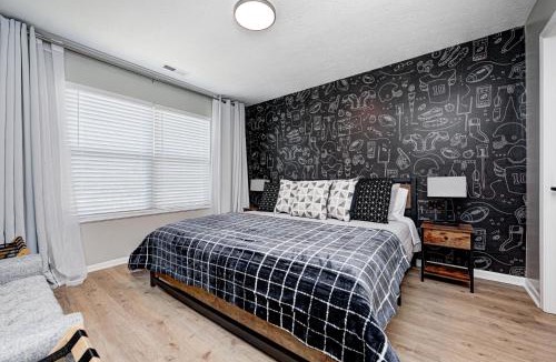 Westfield House | 5 min to Grand Park, Ranch Style Home with King Bed, FirePit, Ping Pong, & Fun Games